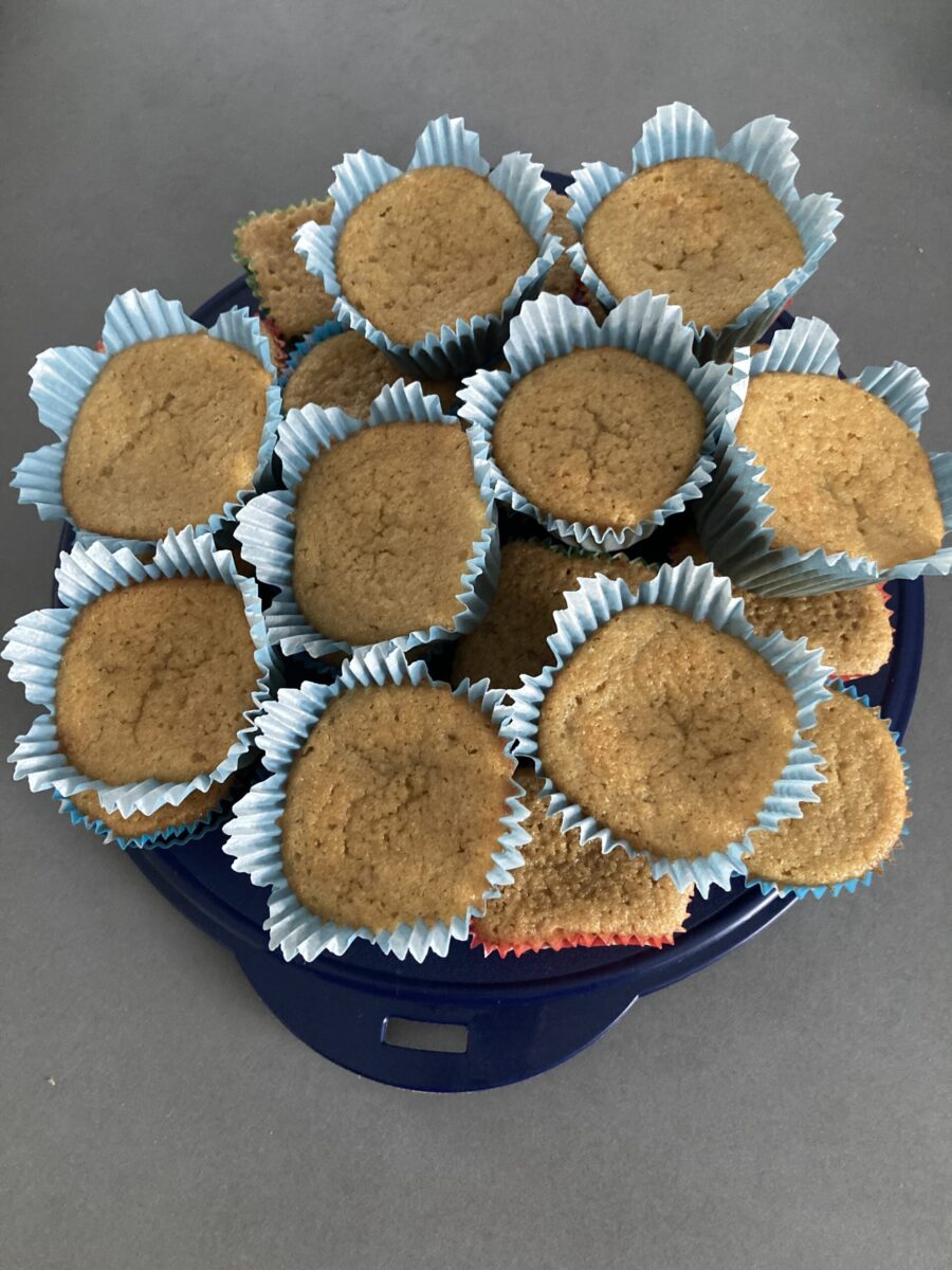 Viele Muffins in blauen Muffinformen